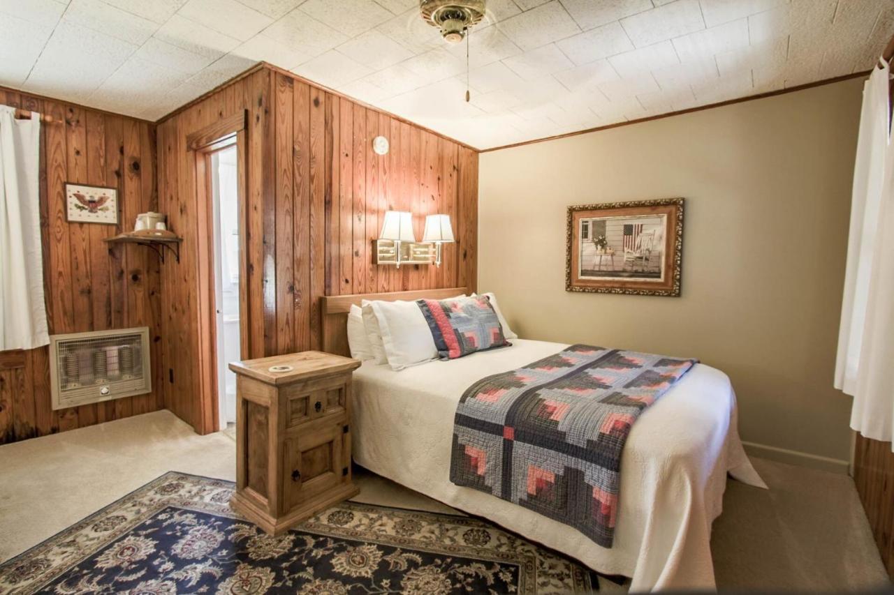 Mountainaire Inn And Log Cabins Блоуинг Рок Екстериор снимка