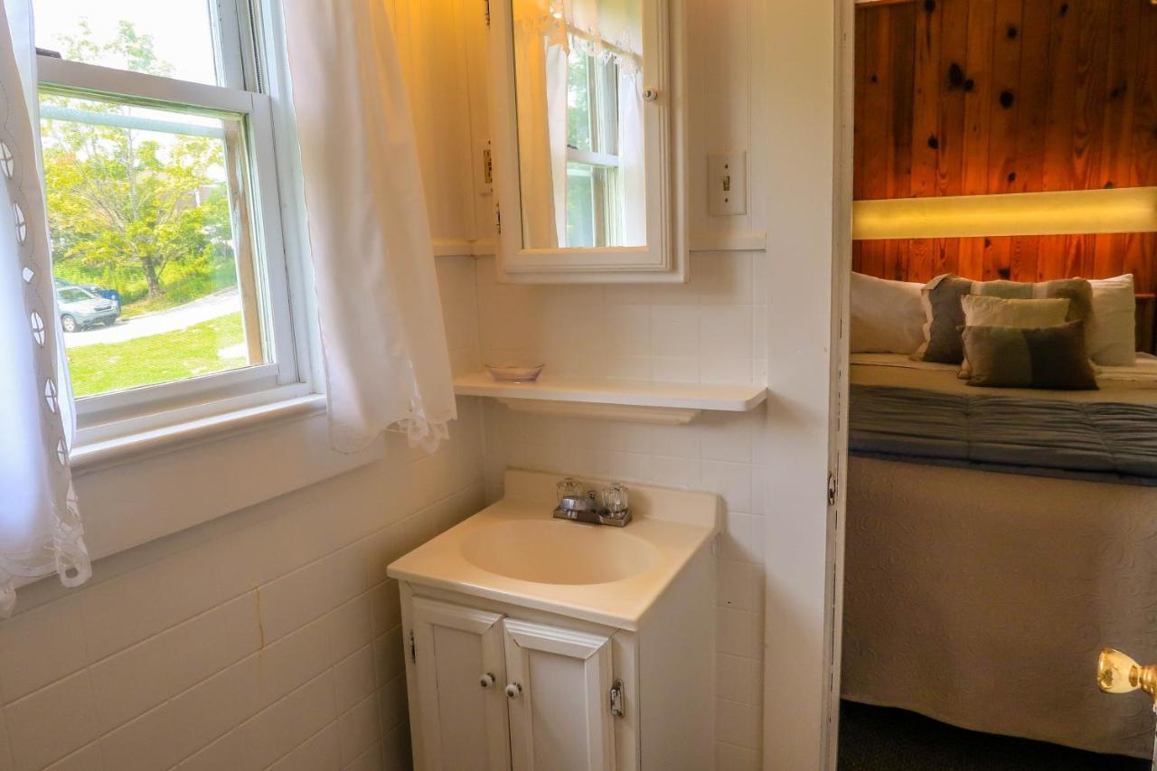 Mountainaire Inn And Log Cabins Блоуинг Рок Екстериор снимка