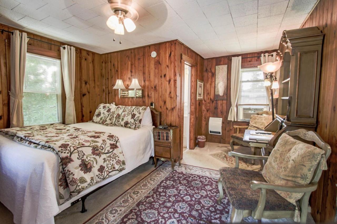 Mountainaire Inn And Log Cabins Блоуинг Рок Екстериор снимка