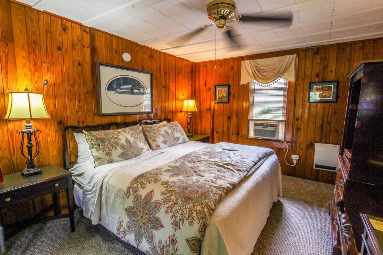 Mountainaire Inn And Log Cabins Блоуинг Рок Екстериор снимка
