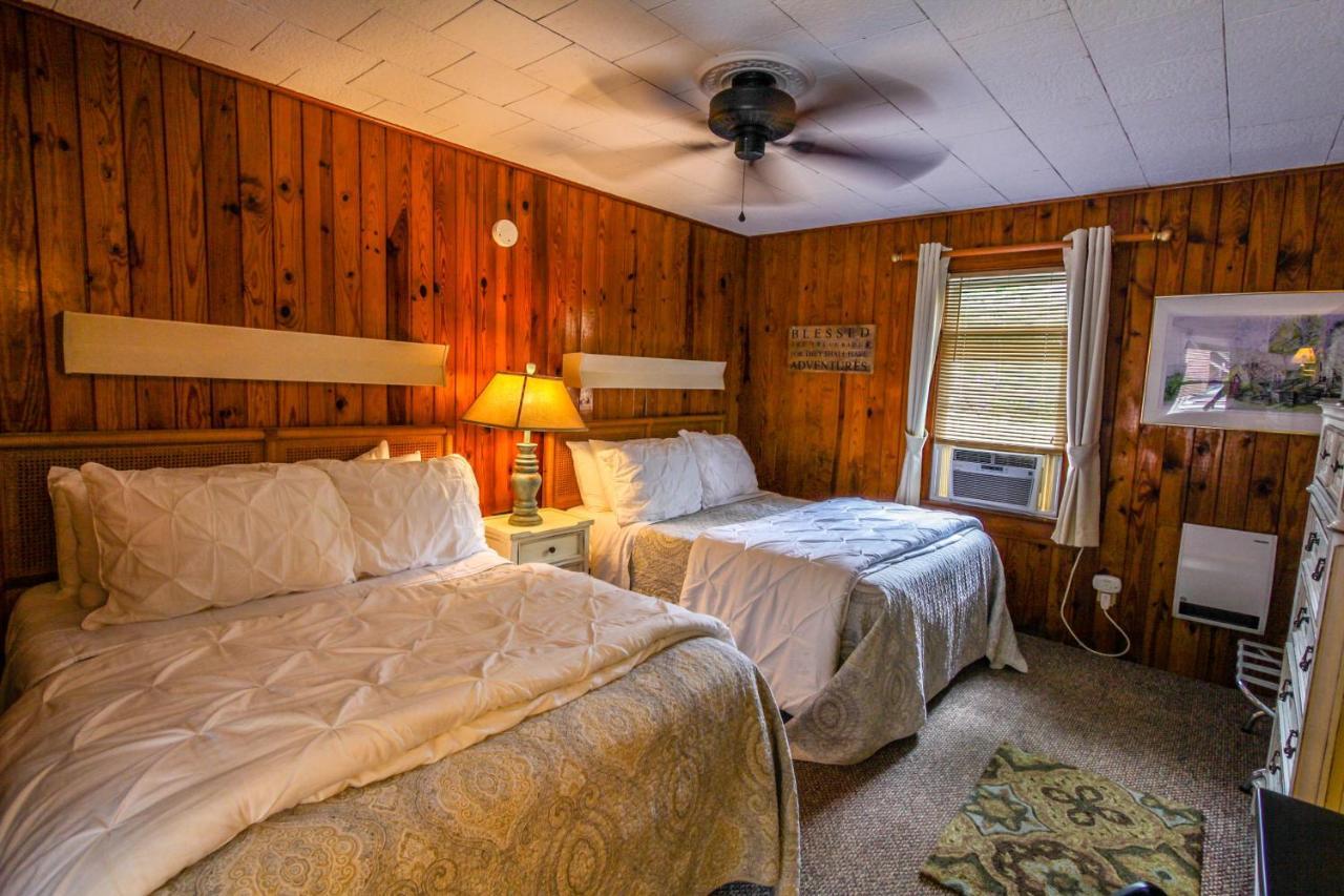 Mountainaire Inn And Log Cabins Блоуинг Рок Екстериор снимка