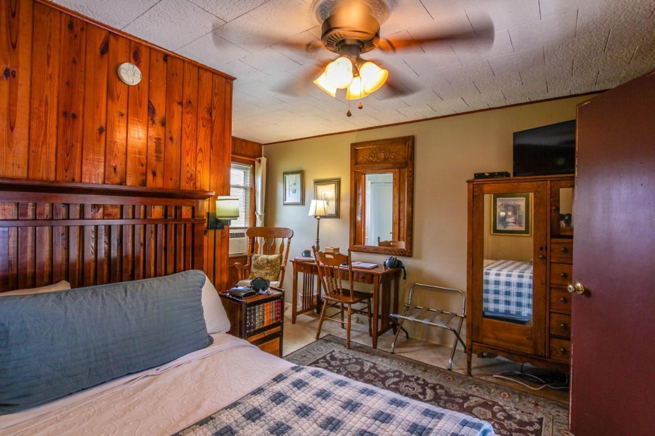 Mountainaire Inn And Log Cabins Блоуинг Рок Екстериор снимка