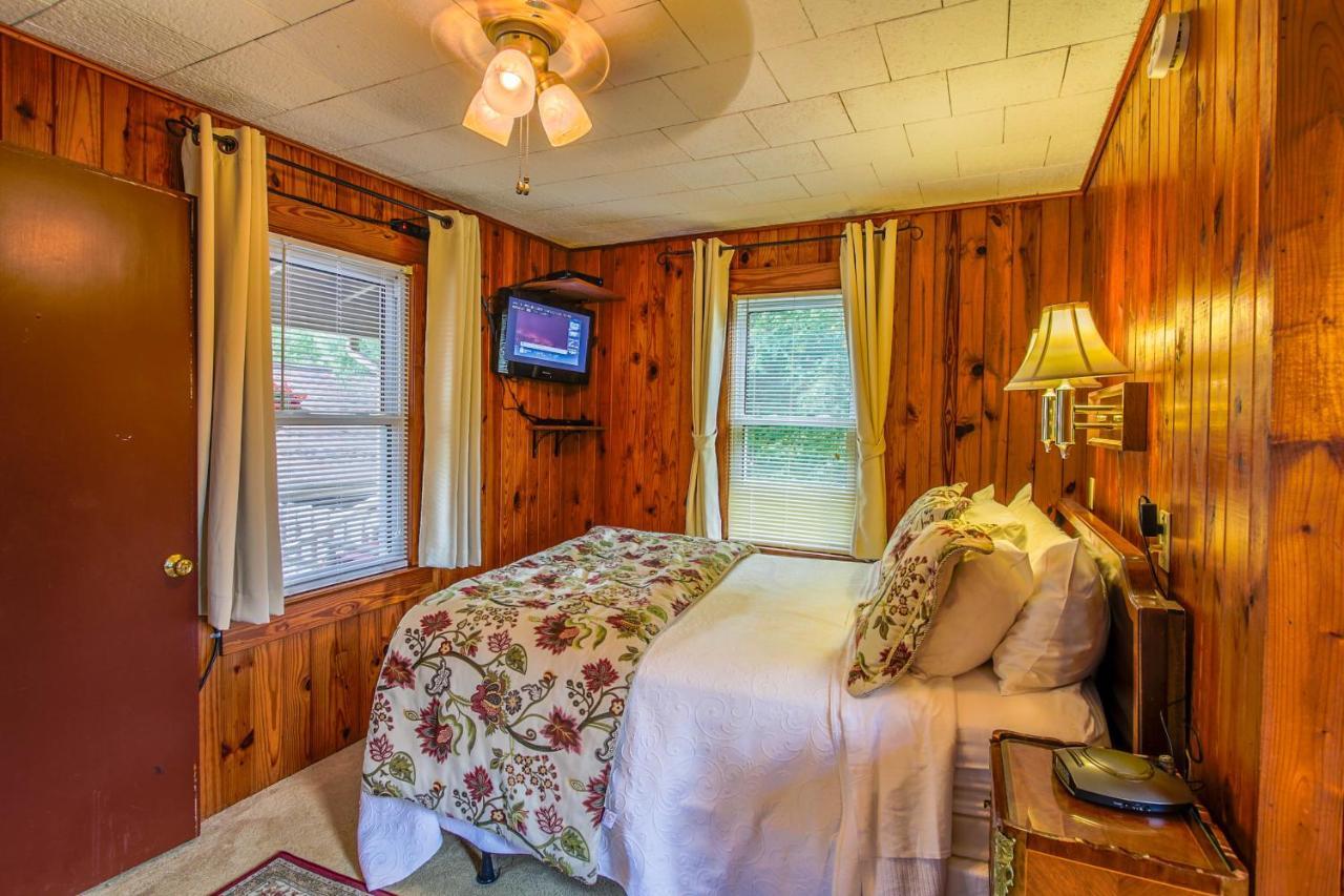 Mountainaire Inn And Log Cabins Блоуинг Рок Екстериор снимка