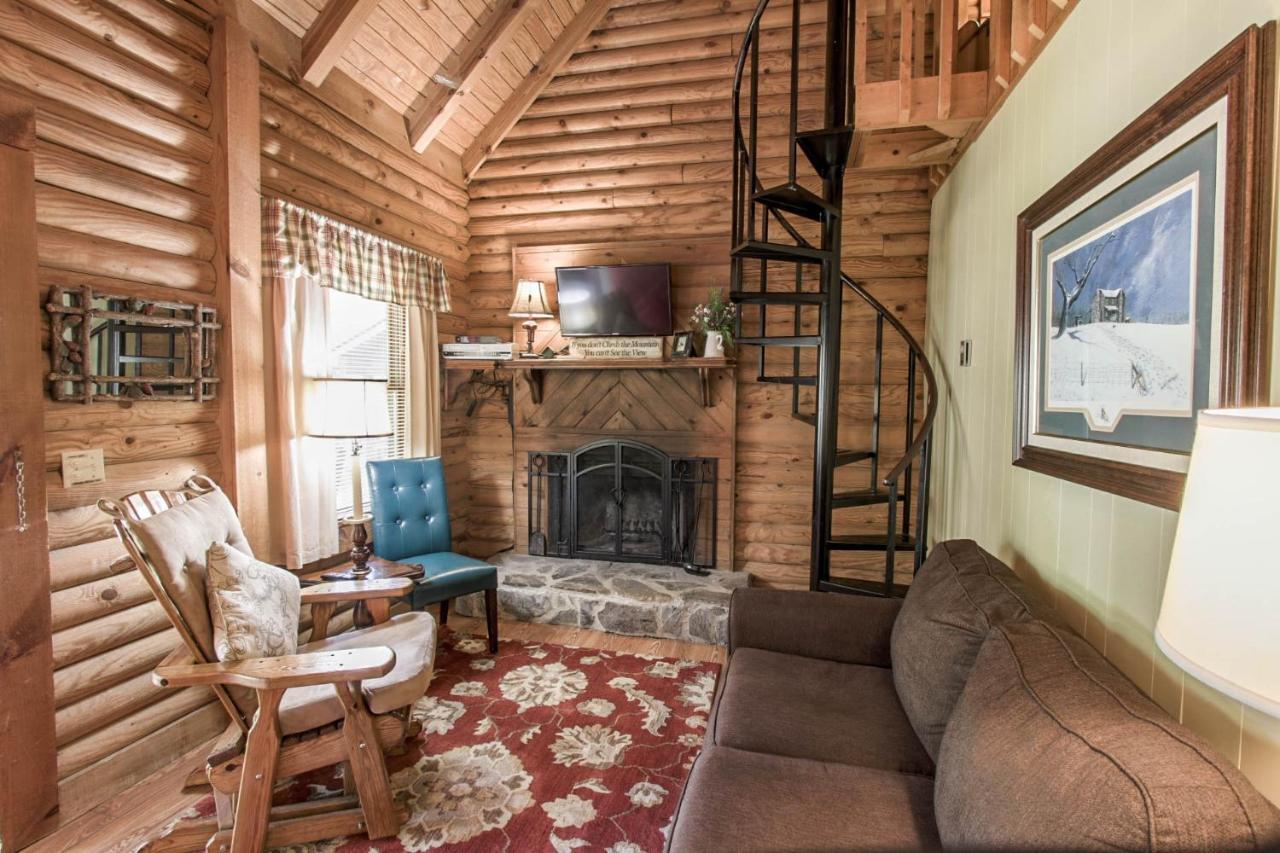 Mountainaire Inn And Log Cabins Блоуинг Рок Екстериор снимка