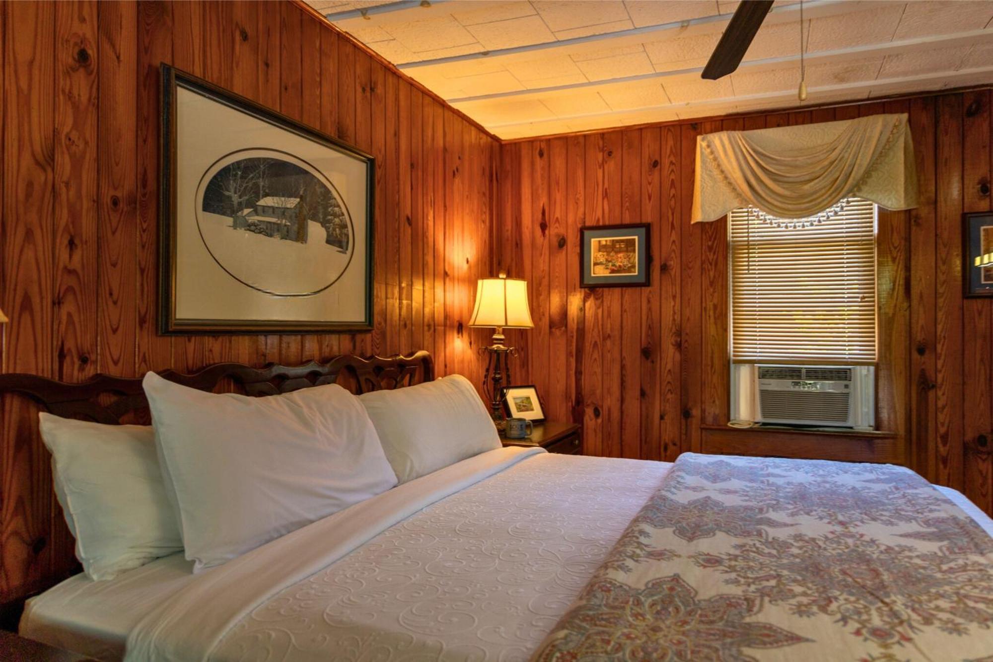 Mountainaire Inn And Log Cabins Блоуинг Рок Екстериор снимка