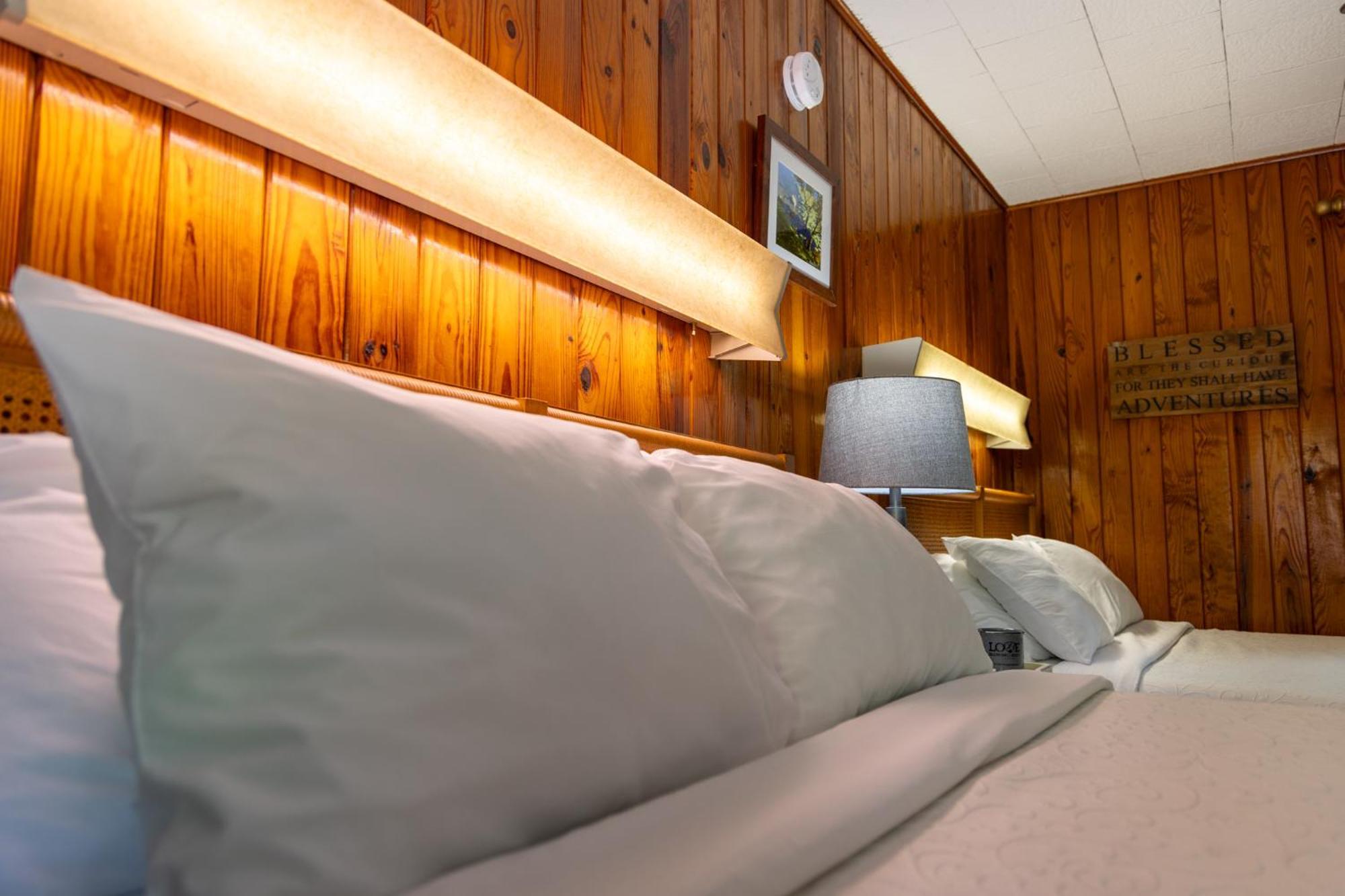 Mountainaire Inn And Log Cabins Блоуинг Рок Екстериор снимка