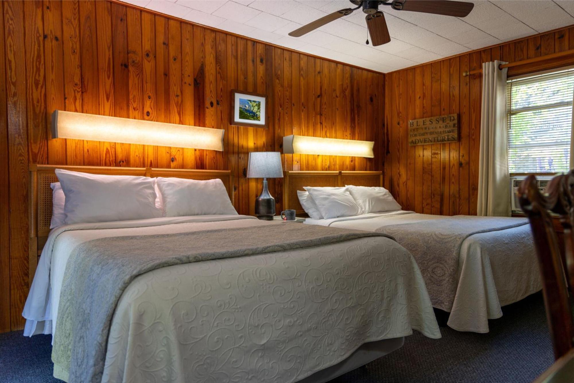 Mountainaire Inn And Log Cabins Блоуинг Рок Екстериор снимка