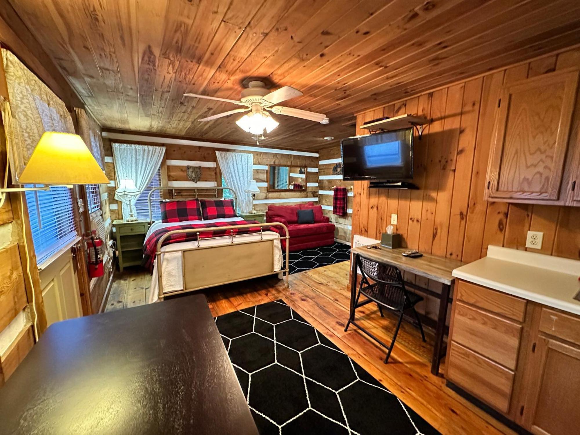 Mountainaire Inn And Log Cabins Блоуинг Рок Екстериор снимка